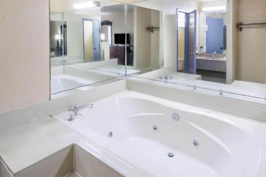 Days Inn By Wyndham Walterboro Esterno foto